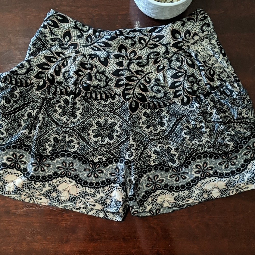 NWOT PATTERNED SHORT